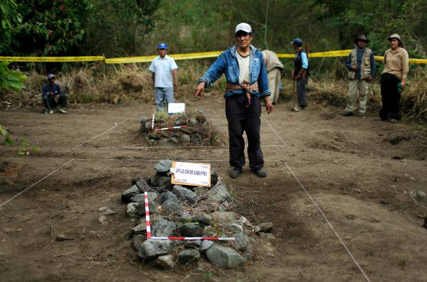 AP - Allí se hallaron 21 restos humanos, entre ellos los de ocho niños y un neonato, dijo a The Associated Press Luis Rueda, el arqueólogo forense jefe de la operación.