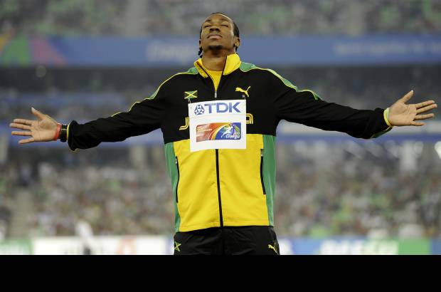 AP - Yohan Blake, de Jamaica, se quedó con el primer lugar en los 100 metros tras la descalificación de Usain Bolt.