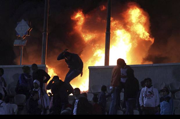 Reuters - Por lo menos 73 personas murieron este mi&#233;rcoles en Egipto, luego que los fan&#225;ticos de dos clubes rivales de f&#250;tbol invadieron la cancha con piedras y palos lo que provoc&#243; una estampida.