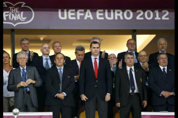 Reuters - En el palco central el pr&#237;ncipe espa&#241;ol, Felipe de Borb&#243;n, junto a Michel Platini, presidente de la Uefa.
