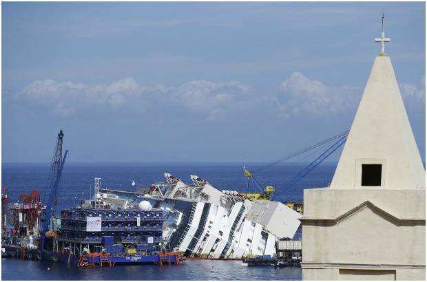 FOTOS AP - Las tareas para la vuelta a la posici&#243;n vertical del crucero comenzaron este lunes con tres horas de retraso con respecto a las 12 previstas por las malas condiciones meteorol&#243;gicas y del mar registradas durante la noche.