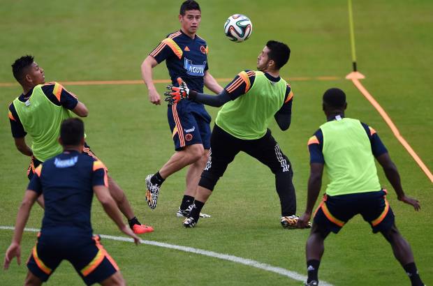 FOTO AFP - Fue la segunda sesión del equipo de José Pekerman en Cotía. Aunque la primera de cara al público después de la del domingo, a puerta cerrada.