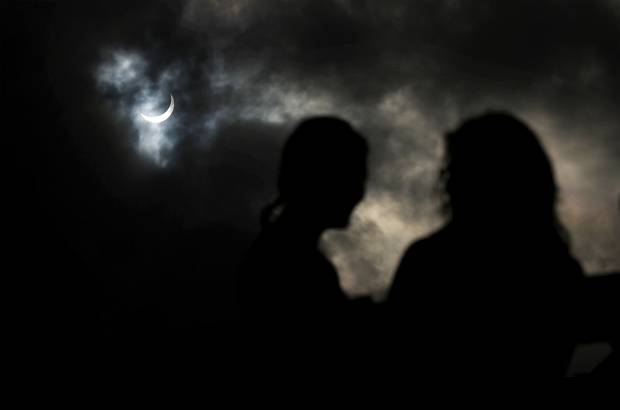 Foto Reuters - El eclipse total de Sol alcanz&#243; su plenitud alrededor de las 6.39 hora local (20.39 gmt del martes) sumiendo a una zona del norte del estado de Queensland en la oscuridad por poco m&#225;s de dos minutos.