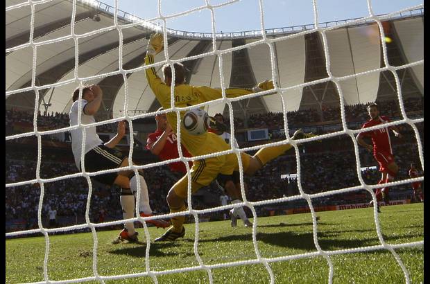 Reuters - Klose y Lukas Podolski, dos de los protagonistas germanos en el impresionante triunfo 4-0 sobre Australia en su debut, esta vez cargaron con gran parte de la culpa en el rev&#233;s ante Serbia.