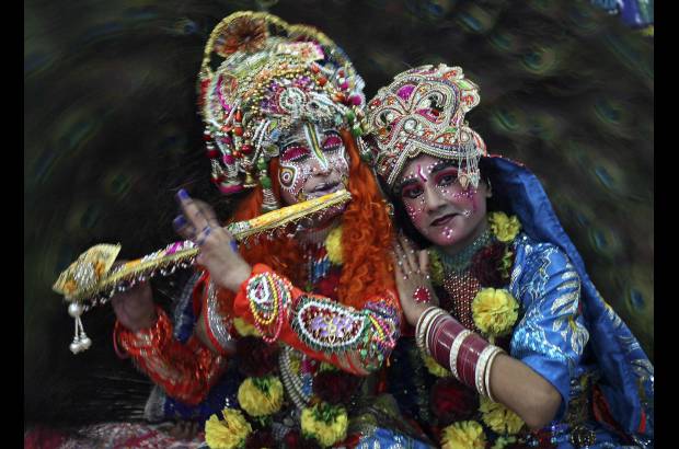 Reuters - Una pareja participa en el festival Janmashtami que se realiza en todo el pa&#237;s.
