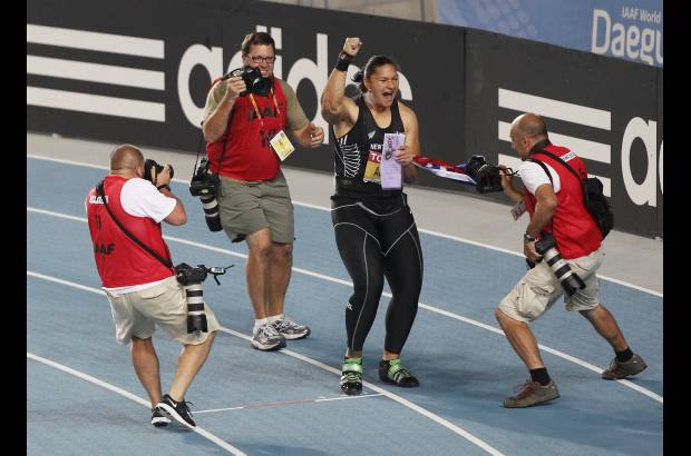 Reuters - La felicidad de la deportista al conquistar el título en la prueba.