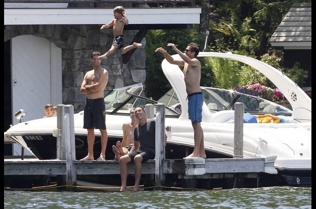 AP - Sus cinco hijos, cinco nueras y 18 nietos estuvieron presentes en el D&#237;a de la Independencia cuando desfil&#243; con su familia por la calle principal del balneario de Wolfeboro donde pasa sus vacaciones.