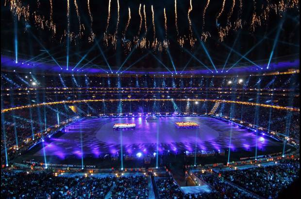 AP - Un poco de juegos pirot&#233;cnicos y las banderas de los finalistas calentaron el ambiente en el cierre de la ceremonia y antes del crucial encuentro.
