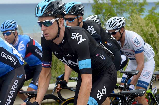 AP - Bradley Wiggins, l&#237;der del Sky, baj&#243; del segundo al sexto puesto al perder 17 segundos, mientras que Sergio Luis Henao escal&#243; al octavo puesto, a 37 segundos del l&#237;der.