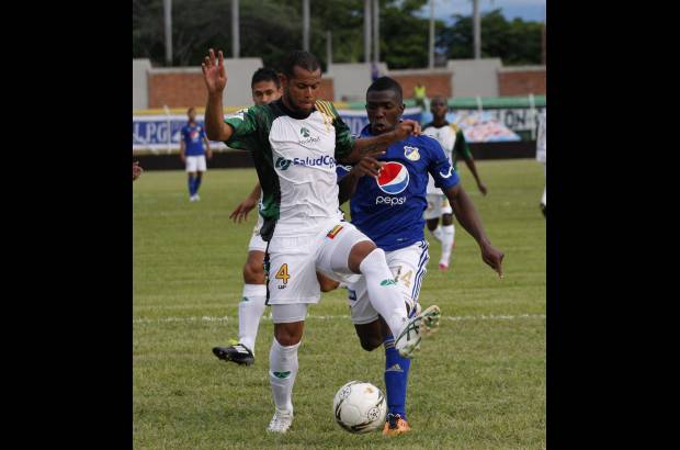 Colprensa - Hugo Soto (blanco) y &#201;dinson Toloza (azul) marcaron gol para cada una de sus escuadras durante el encuentro.