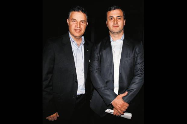 Fotos JAIME P&#201;REZ - El alcalde An&#237;bal Gaviria junto a Juan David P&#233;rez, de la Andi.