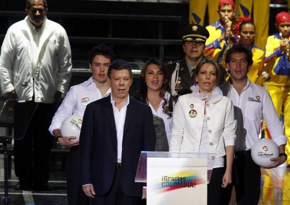 Colprensa - Con el Himno Nacional se dio inicio al discurso del presidente electo, Juan Manuel Santos Calderón.