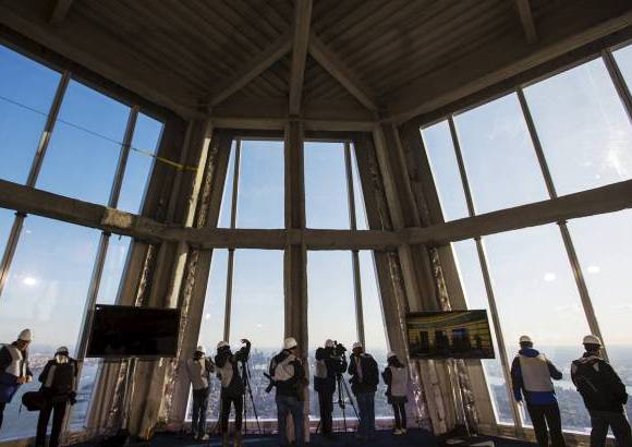 Reuters - Los miembros de los medios de comunicaci&#243;n toman fotograf&#237;as de Nueva York a trav&#233;s de las ventanas del piso de observaci&#243;n n&#250;mero 100 en One World Trade Center.