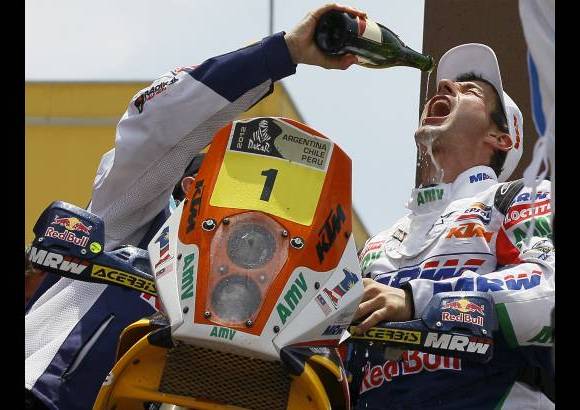 AP - Los españoles Marc Coma (KTM) y Joan Roma (Mini) acabaron segundos en motos y carros respectivamente.