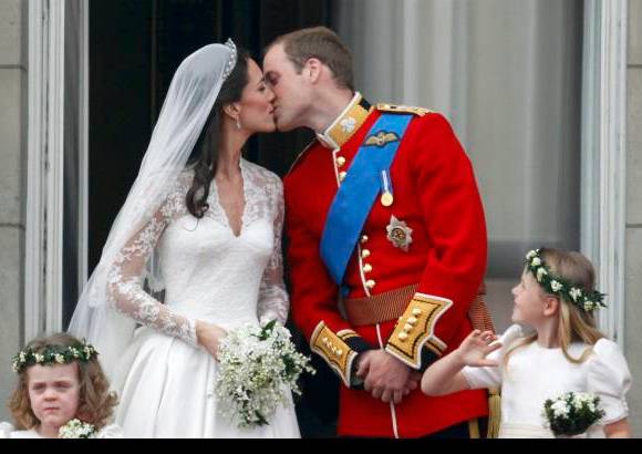 Reuters - El pr&#237;ncipe Guillermo y Catalina, duquesa de Cambridge, se dieron un ba&#241;o de multitudes en una boda marcada por el patriotismo y la emoci&#243;n tras una ceremonia en la abad&#237;a de Westminster, que luci&#243; un decorado espectacular.