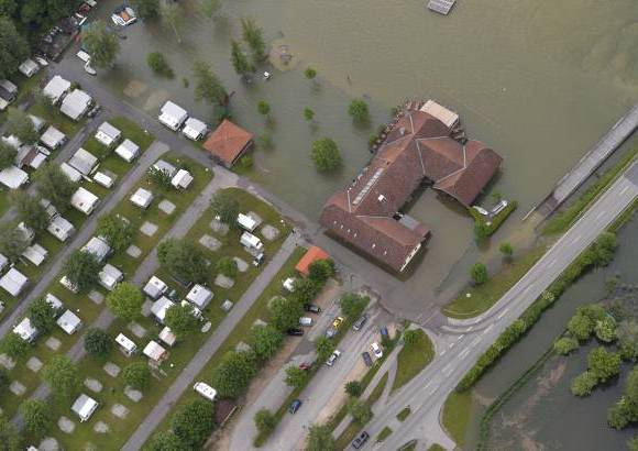 AP - Un lugar de camping est&#225; inundado en Waging am See, al sur de Alemania.