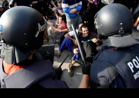 Reuters - Los manifestantes llevan en la calle desde el 15 de mayo, cuando se inició un movimiento ciudadano para pedir a los españoles que votaran a partidos minoritarios y dieran la espalda a las dos grandes formaciones, el Partido Popular (PP) y el Partido Socialista Obrero Español (PSOE) en las elecciones municipales y autonómicas del pasado domingo.