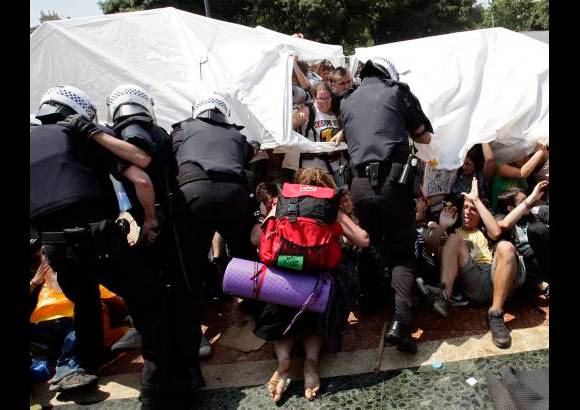 Reuters - Pero Barcelona no fue la única ciudad española en la que ester viernes se registraron incidentes entre las fuerzas de seguridad y los miembros del movimiento 15-M (15 de marzo).
