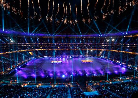 AP - Un poco de juegos pirot&#233;cnicos y las banderas de los finalistas calentaron el ambiente en el cierre de la ceremonia y antes del crucial encuentro.