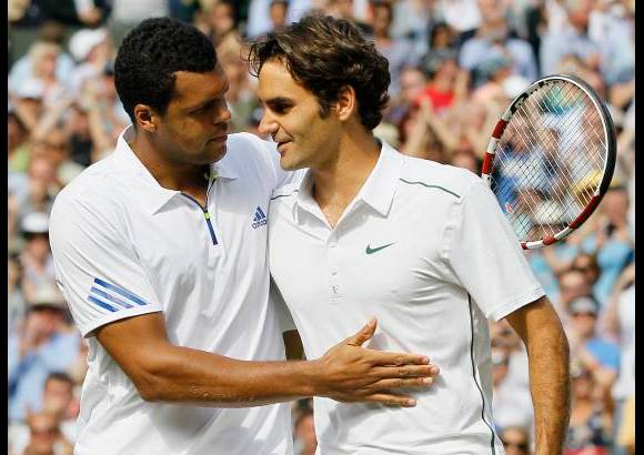 AP - La sorprendente despedida de Roger Federer, que por segundo a&#241;o consecutivo fue eliminado en cuartos de final, fue el &#250;nico imprevisto en el gui&#243;n de la novena jornada del torneo de Wimbledon, en la que no fallaron Rafael Nadal, Novak Djokovic y Andy Murray.