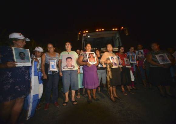 Reuters - Las madres, procedentes de Guatemala, Honduras, El Salvador y Nicaragua, llegaron a México el 15 de octubre desde territorio guatemalteco a través del paso fronterizo de El Ceibo, estado de Tabasco.