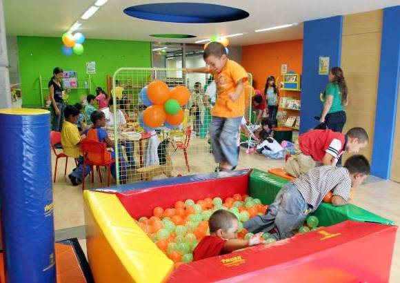 FOTO EL COLOMBIANO - Espacios diseñados para contribuir a la transformación de la ciudad desde los ámbitos educativo, cultural y social. En los parques biblioteca convergen distintas instituciones en un mismo espacio para generar tejido social y plantear un nuevo estilo de convivencia.