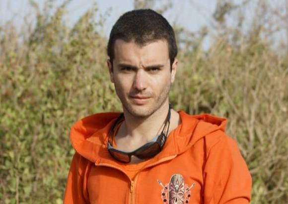 Cortes&#237;a Canal Caracol - Juan David Agudelo. 30 a&#241;os. Bogot&#225;. Actor. Inquieto e hiperactivo. Estudi&#243; ingenier&#237;a industrial y se dedic&#243; a la cuenter&#237;a en la universidad. Termin&#243; su carrera en Espa&#241;a en donde vivi&#243; tres. Regres&#243; a Colombia para estar pendiente de su madre tras la muerte de su padre. Amante de las motos, la m&#250;sica y los programas de supervivencia.