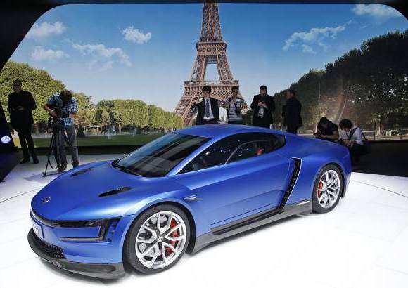 Reuters - El Volkswagen XL Sport Concept se muestra a los medios de comunicaci&#243;n en la Feria Mundial del Automovil en Par&#237;s, Francia.