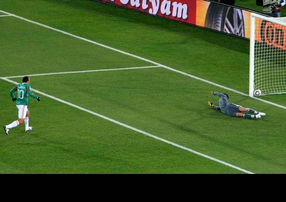 Reuters - El delantero Cuauhtémoc Blanco se convirtió en el primer futbolista de México que anota en tres fases finales de la Copa del Mundo, al marcar de penalti el segundo gol del triunfo por 2-0 sobre Francia.
