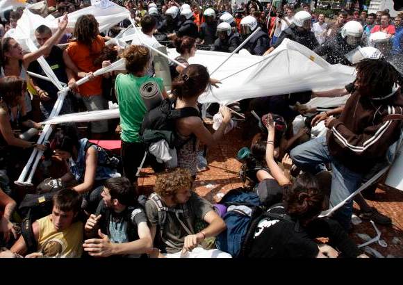 Reuters - Miles de personas, en su mayoría jóvenes, permanecen desde la semana pasada en campamentos instalados en las plazas de las principales ciudades españolas, en demanda de un cambio político y social y una profundización de la democracia.
