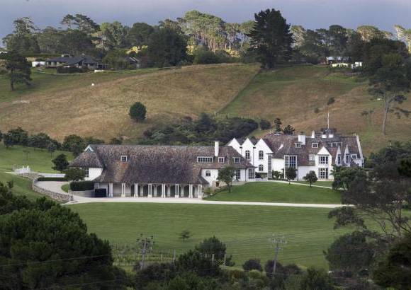 Reuters - Al fundador de MegaUpload, Megavideo y Megalive, filiales de su grupo Megaworld con sede en Hong Kong, le ha gustado rodearse en sus apariciones p&#250;blicas de bellas modelos contratadas y jugar al golf en los verdes campos de Nueva Zelanda, pa&#237;s que para &#233;l es &quot;un raro para&#237;so en la Tierra&quot;.