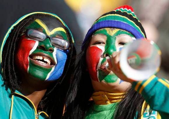 Reuters - Los hinchas sudafricanos celebraron el empate de su selección.