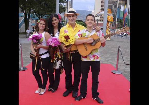 FLA - La Familia Flores llegó de nuevo con su alegría.