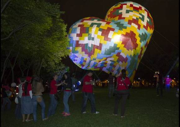 Foto Edwin Bustamante - Los medellinenses plasmaron sus anhelos en papeles.