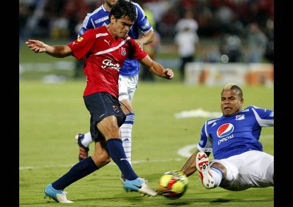 Jaime P&#233;rez - Sebasti&#225;n Hern&#225;ndez intenta rematar, pero se cruza Rom&#225;n Torres.