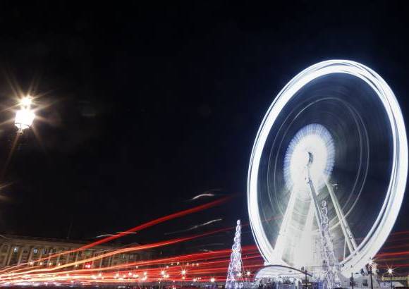 Reuters - Juego de luces en la Plaza de la Concordia de Par&#237;s.