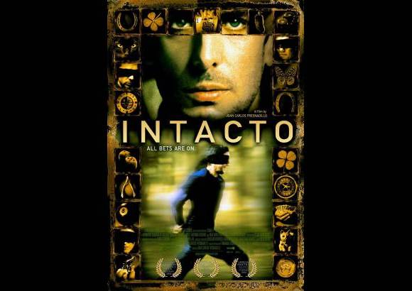 Retrospectiva Óperas Primas: Intacto - Director: Juan Carlos Fresnadillo. Sinopsis: Tomás tiene el don para robar la buena suerte de quienes lo rodean. Sin embargo, Samuel, quien le enseña a controlar sus poderes, le deparará sorpresas.