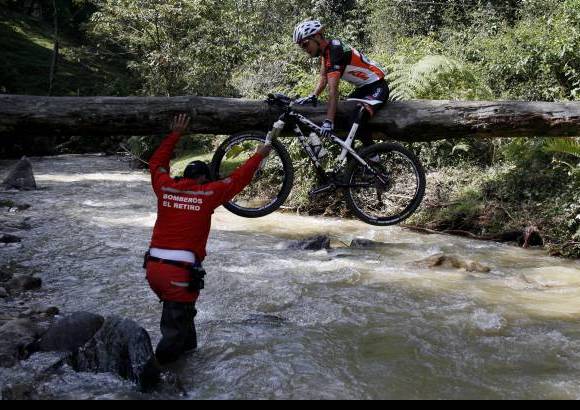 Manuel Saldarriaga - El terreno agreste ofreció algunos pasos complejos para los ciclistas, que tuvieron que sortearlos para continuar con el recorrido.