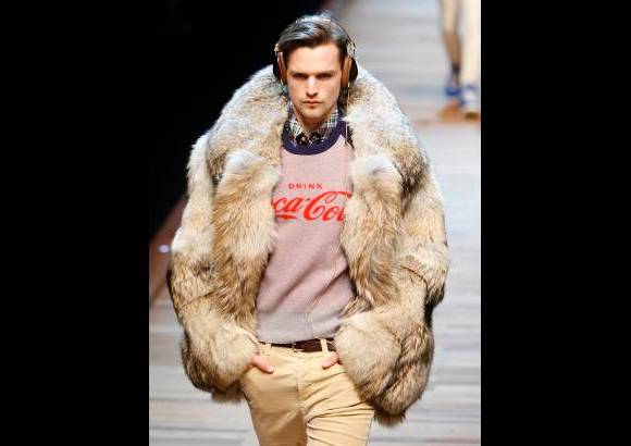 AP - Dolce & Gabbana tuvieron una atrevida apuesta por los colores y por una conocida marca de refrescos, que se publicita en la mayor&#237;a de prendas que propone la casa italiana.