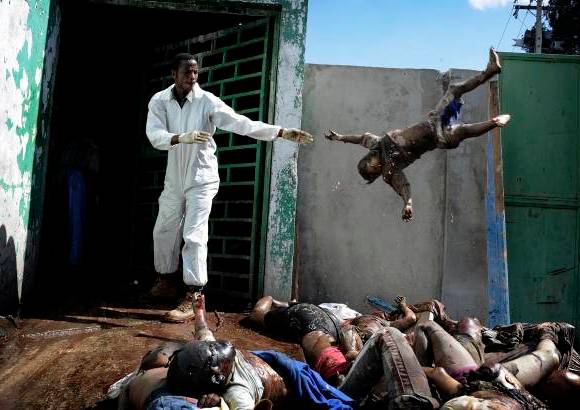 AP - El franc&#233;s Laban Mattei, de AFP, gan&#243; en la categor&#237;a Historias, con una imagen que muestra a un hombre lanzando un muerto en la morgue de Puerto Pr&#237;ncipe, Hait&#237;.