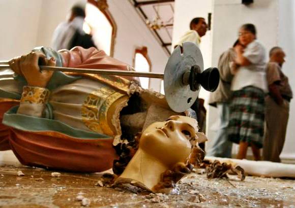 Esteban Vanegas - Cientos de curiosos se agolparon en la iglesia, en las primeras horas de la ma&#241;ana para observar los da&#241;os en la hist&#243;rica catedral.