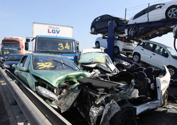 AP - 130 veh&#237;culos chocaron en plena autopista en Inglaterra por culpa de la neblina.