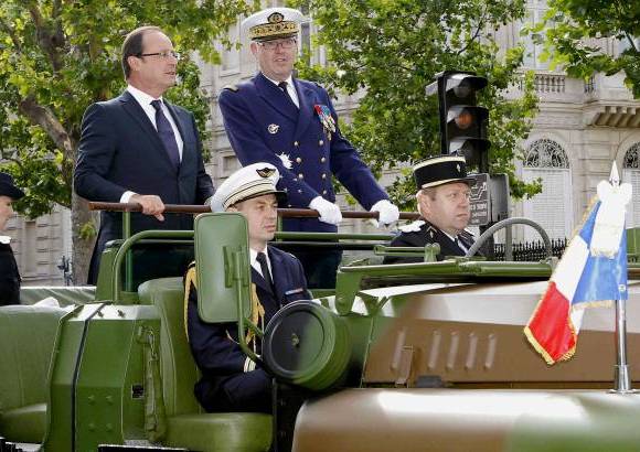 Reuters - Hollande fue conducido hasta la plaza en autos militares y escoltado por tanques de guerra.