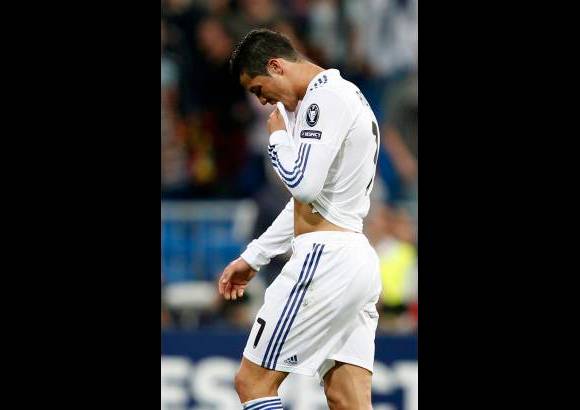 Reuters - Cristiano Ronaldo no brill&#243;, solo contra el mundo intento acercarse al arco contrario, pero no cont&#243; con suerte.