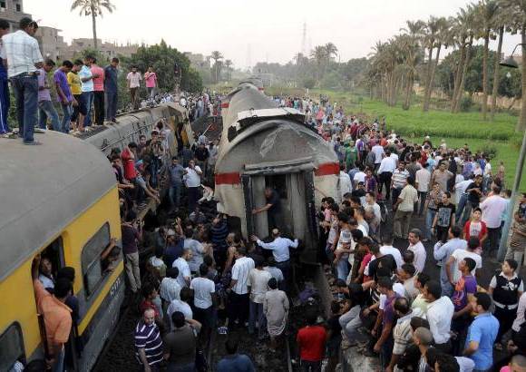 Reuters - El tren, que cubre el trayecto El Cairo-Sohag (Alto Egipto), colision&#243; con unas traviesas de la v&#237;a f&#233;rrea y al descarrilar choc&#243; con otro cerca de Al Badrachin, donde en los &#250;ltimos a&#241;os se han registrado varios accidentes.