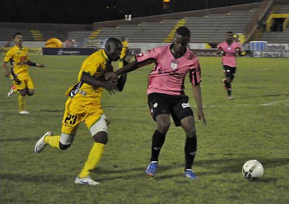Colprensa - Los goles fueron anotados por C&#233;sar Arias en el conjunto heroico, mientras que en el elenco opita el salvador fue Didier Viveros.