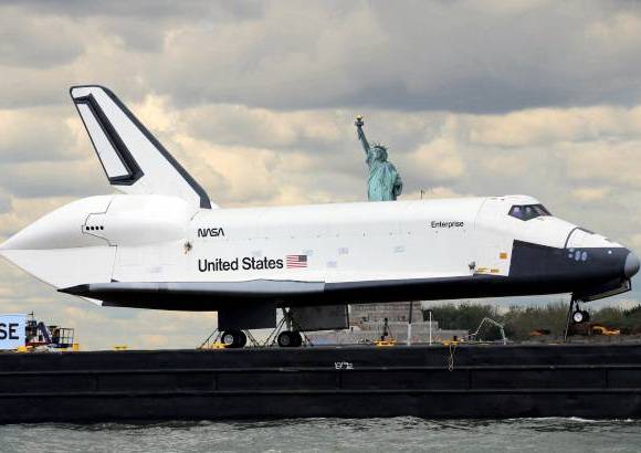 Reuters - El transbordador espacial Enterprise concluy&#243; este mi&#233;rcoles su traves&#237;a por aguas del r&#237;o Hudson, la frontera natural entre Nueva York y Nueva Jersey, hasta su nuevo hogar en el Intrepid, el legendario portaviones convertido en museo naval en uno de los muelles de la costa oeste de la isla de Manhattan.
