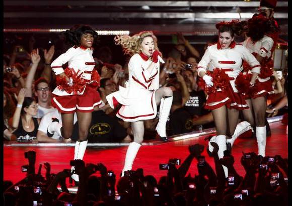 Reuters - Madonna hizo este jueves bailar sin descanso al mundo terrenal y al celestial al inaugurar en Israel con una potente mezcla de beatitud y provocaci&#243;n MDNA Tour, la gira mundial m&#225;s larga de su carrera.