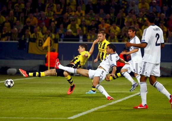 AP - Diego López nada pudo hacer cuando el polaco Robert Lewandowski definió desde corta distancia a centro de Mario Götze.