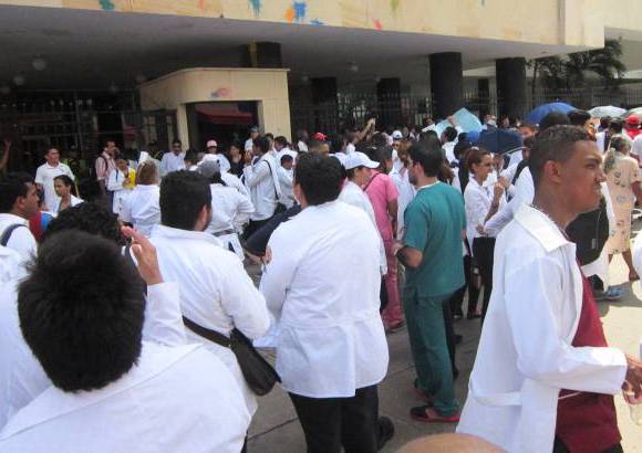 Colprensa - Una nutrida participaci&#243;n de estudiantes y de profesionales de la medicina march&#243; este martes por las calles de Barranquilla. La mayor&#237;a de los manifestantes se reunieron en la sede del ESE Cari y otro lo hizo en el Parque Sur&#237; Salcedo. Los dos grupos caminaron hasta La Plaza de La Paz.